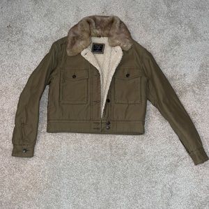 Cropped Abercrombie Sherpa lined Jacket small